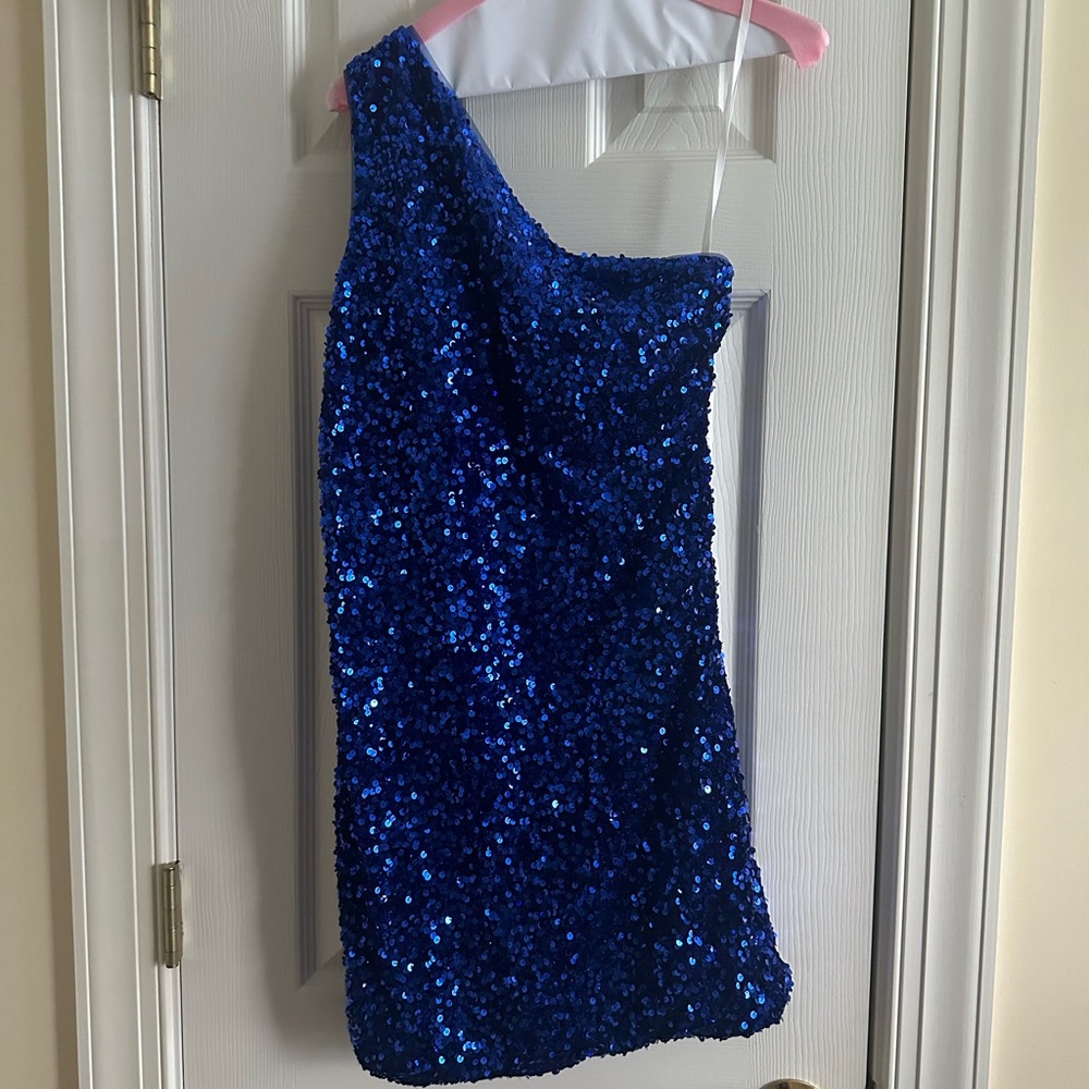 Sequence short Homecoming dress.